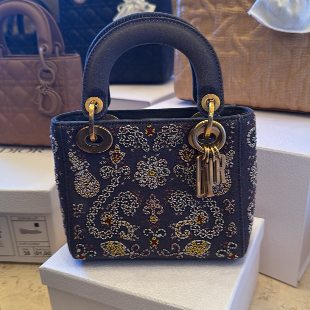 LADY DIOR’s - Picture 6 of 6